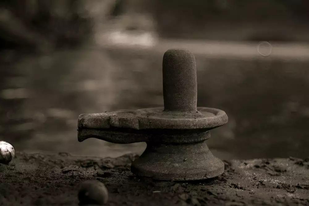 4000-year-old Shivling found at Bhabhaniyav village near Varanasi
